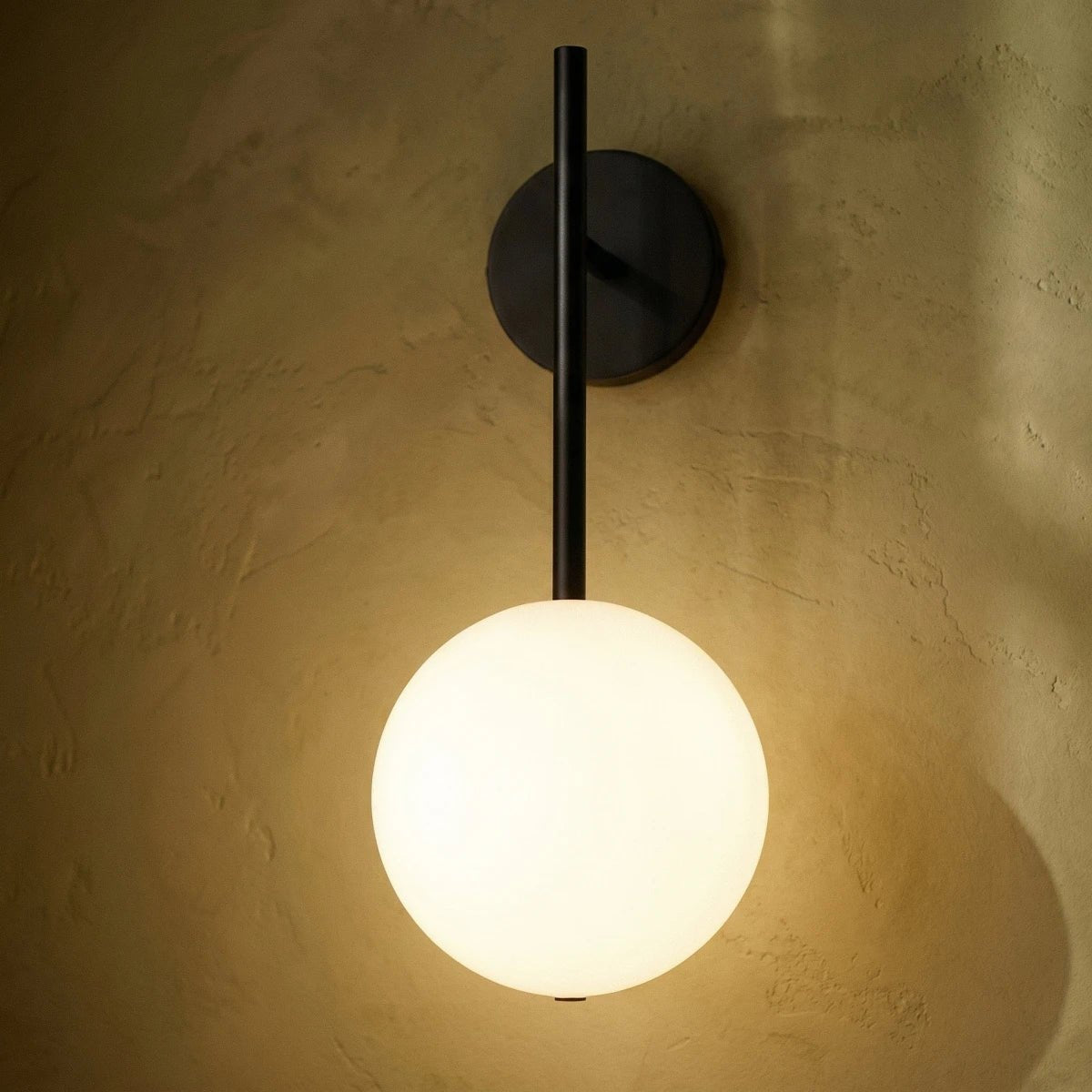 Elegancka Metalowa Lampa Ścienna z Matowym Kloszem View 22