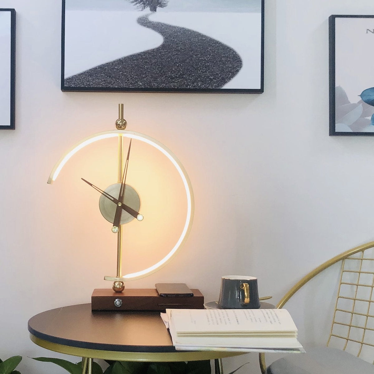 Lampă de masă LED cu ceas și încărcare wireless