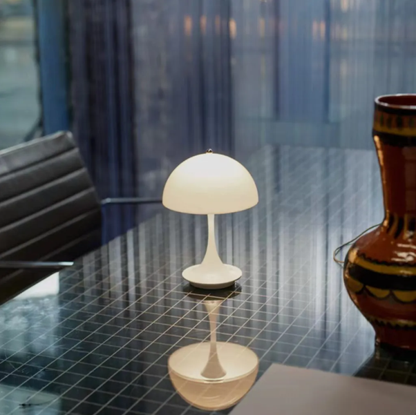 Stolní LED lampa s kopulovitým stínidlem, stmívatelné osvětlení
