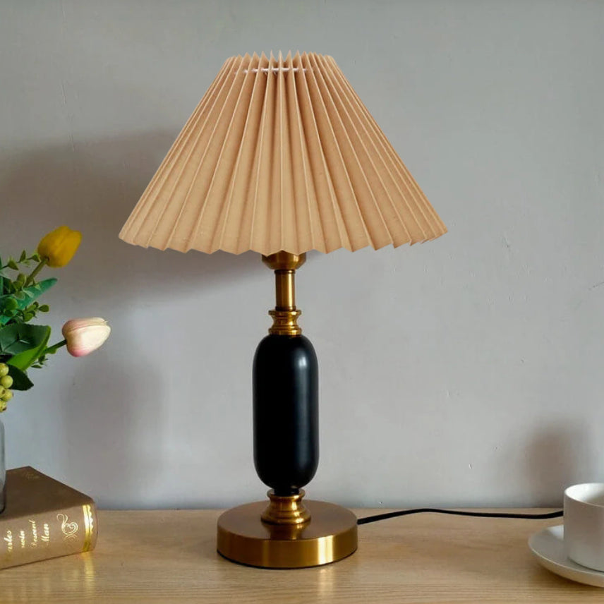 Stolní lampička s plisovaným stínidlem v retro stylu