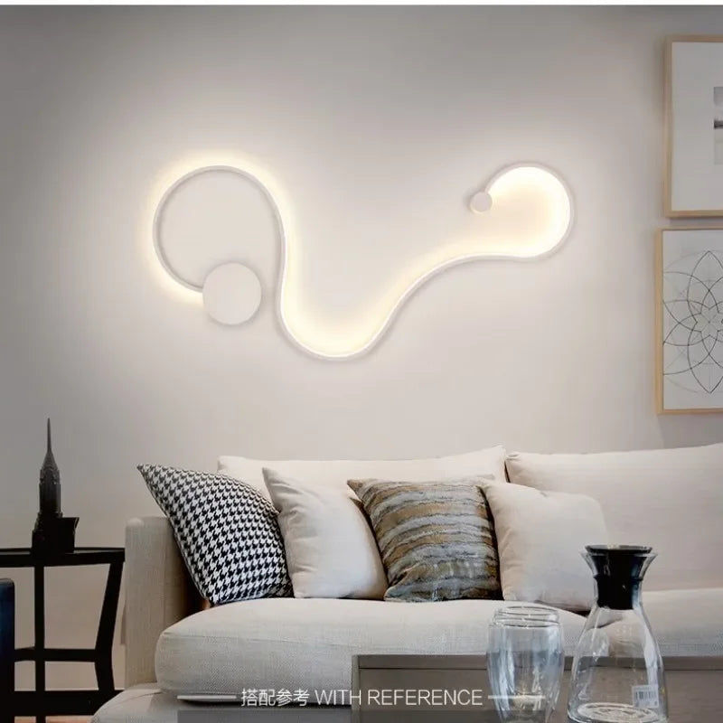 Moderní nástěnné LED svítidlo s vlnitým tvarem a podsvícením