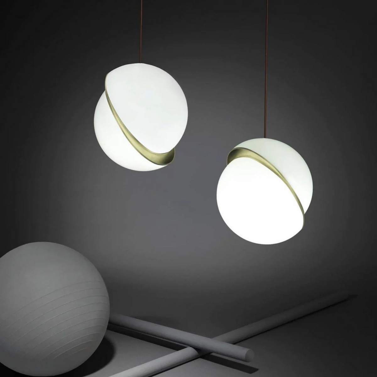 Kulatá závěsná lampa s dekorativním prvkem, moderní osvětlení