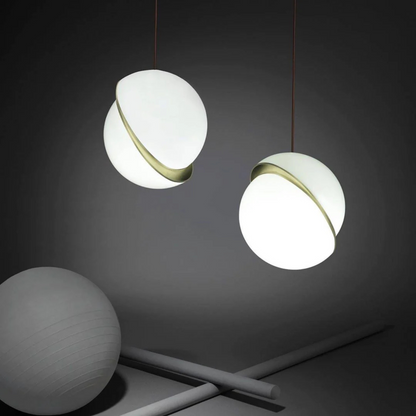 Kulatá závěsná lampa s dekorativním prvkem, moderní osvětlení