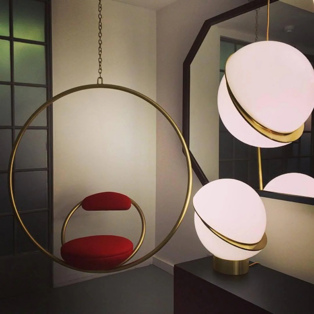 Kulatá závěsná lampa s dekorativním prvkem, moderní osvětlení
