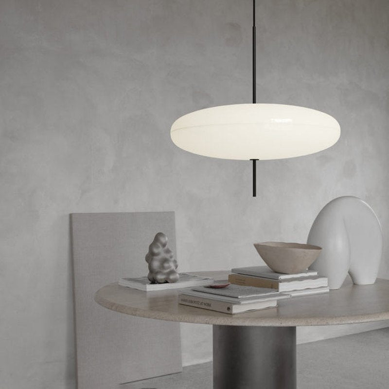 Oválné závěsné svítidlo s moderním designem