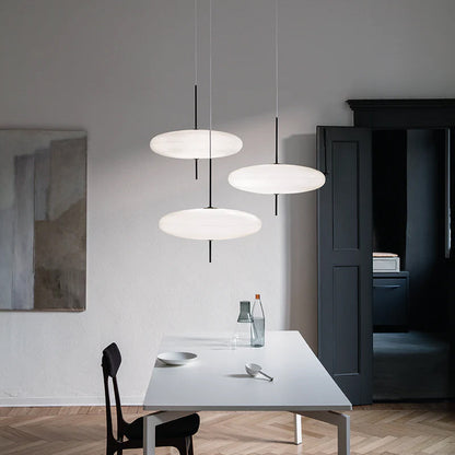 Oválné závěsné svítidlo s moderním designem