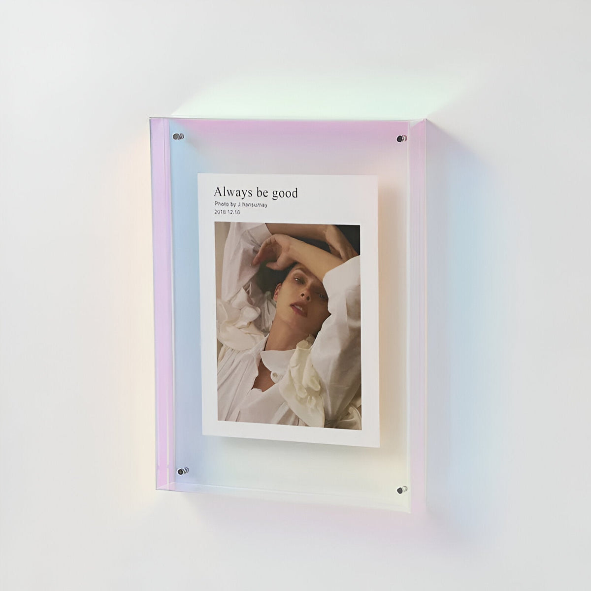 Průhledný minimalistický stojací a nástěnný rámeček na fotografie