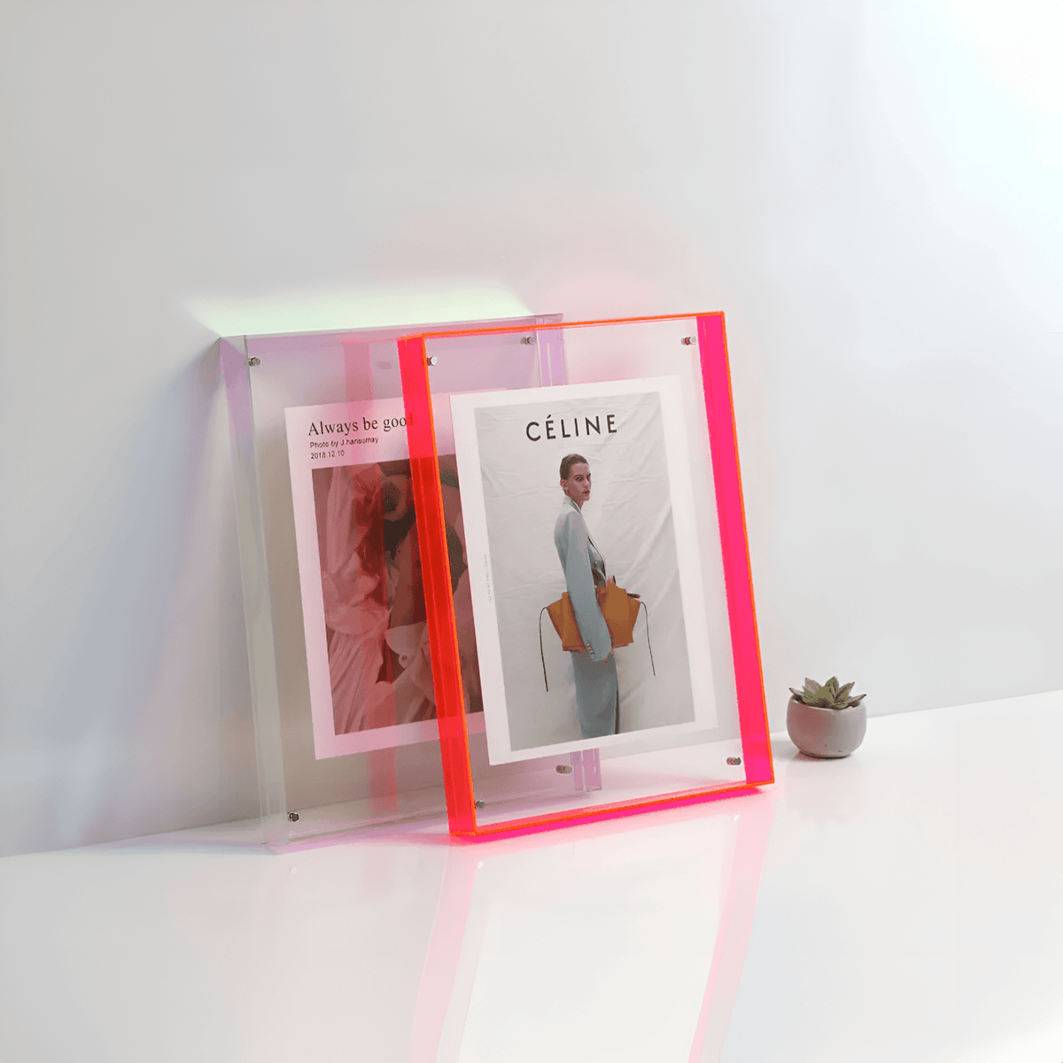 Průhledný minimalistický stojací a nástěnný rámeček na fotografie