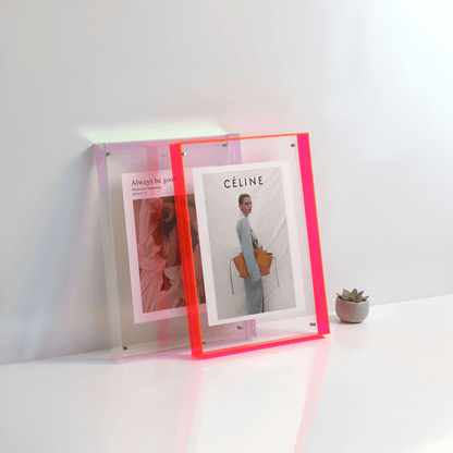 Průhledný minimalistický stojací a nástěnný rámeček na fotografie