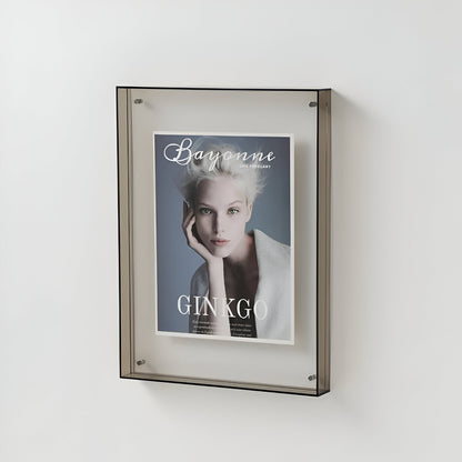 Průhledný minimalistický stojací a nástěnný rámeček na fotografie
