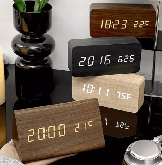 Drewniany Zegar LED WoodSense Sterowany Głosem Side