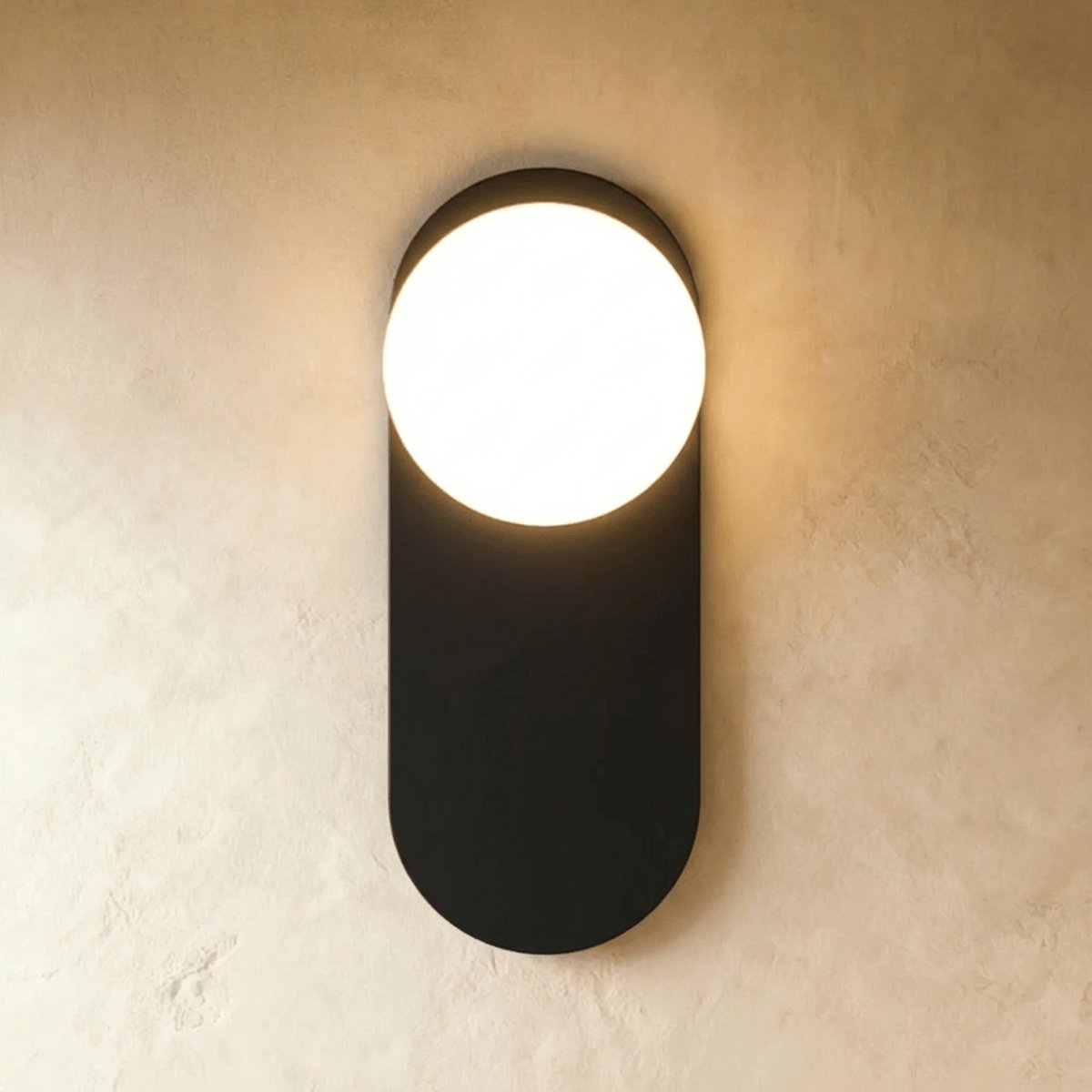Elegancka Metalowa Lampa Ścienna z Matowym Kloszem Angle