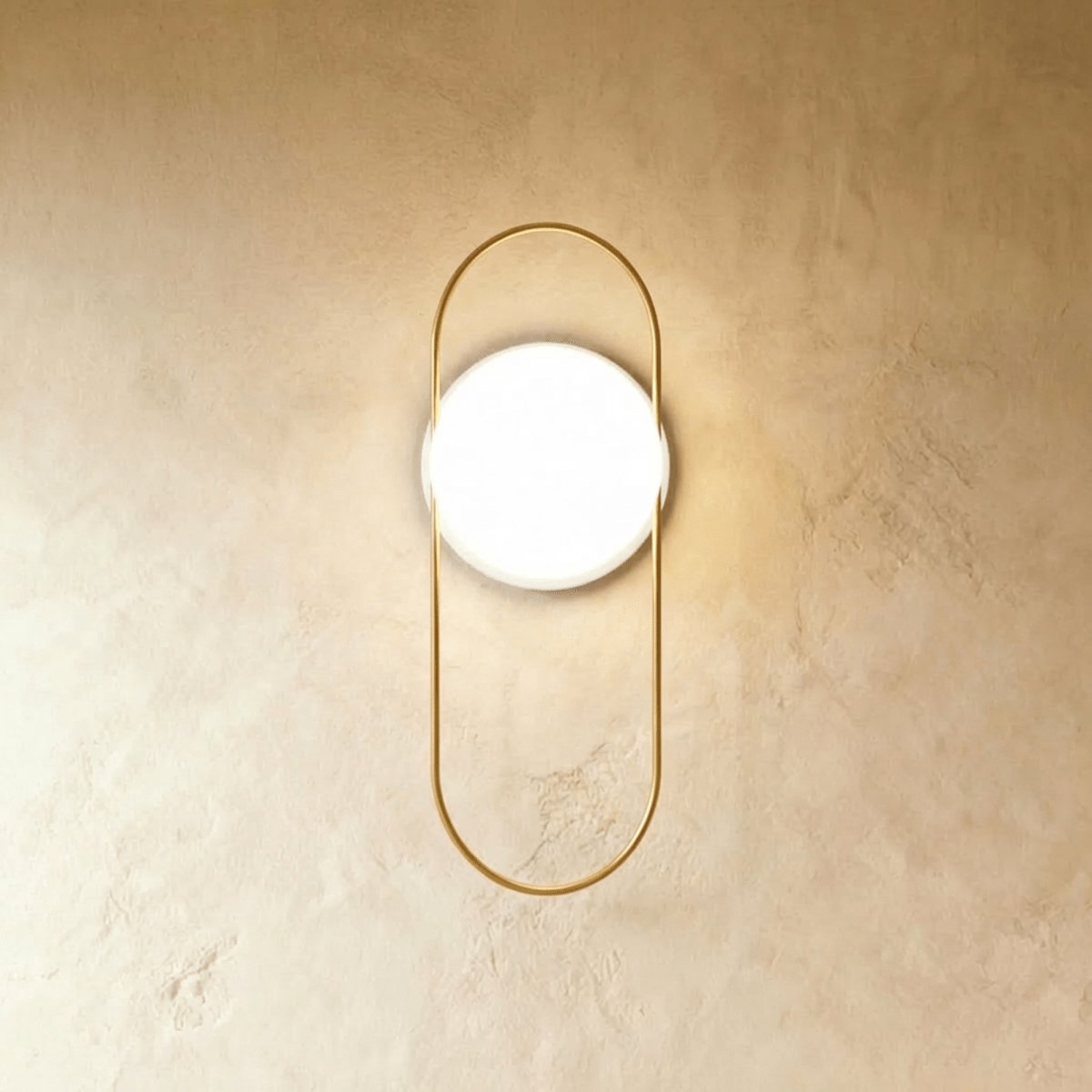 Elegancka Metalowa Lampa Ścienna z Matowym Kloszem Back