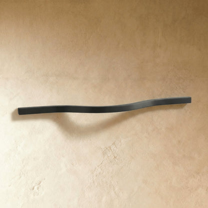 Minimalistyczny Aluminiowy Uchwyt do Mebli Falowany Close Up