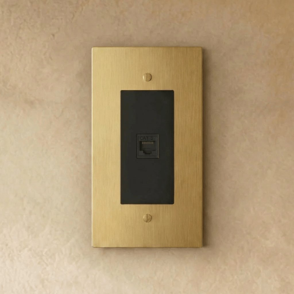 Mosiężne Gniazdko Ethernet RJ45 Minimalistyczne Detail
