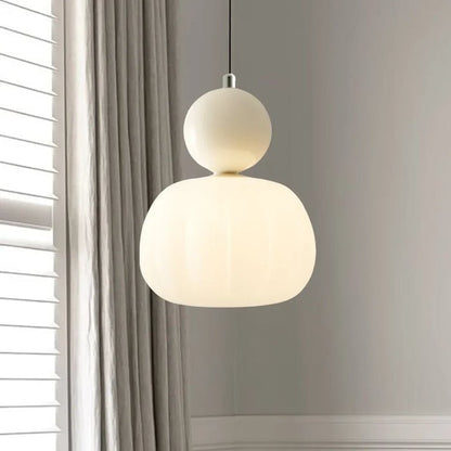 Nowoczesna Lampa Wisząca z Kulistym Elementem Mlecznym Close Up