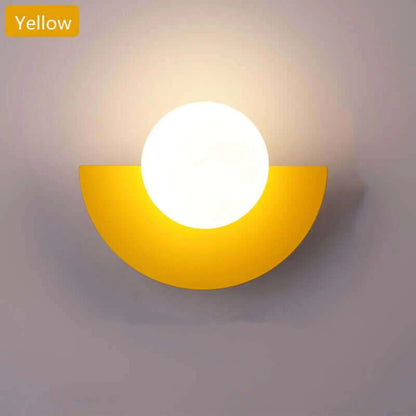 Nowoczesna Metalna Lampa Ścienna w Kształcie Półksiężyca Lifestyle
