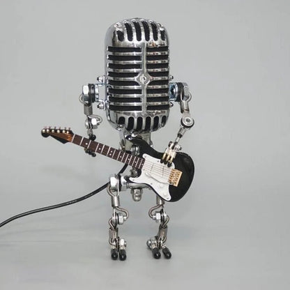 Stary metalowy robot z mikrofonem i lampą gitarową Angle