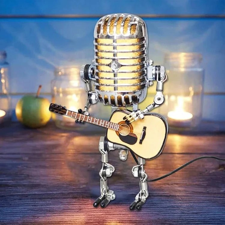 Stary metalowy robot z mikrofonem i lampą gitarową Front