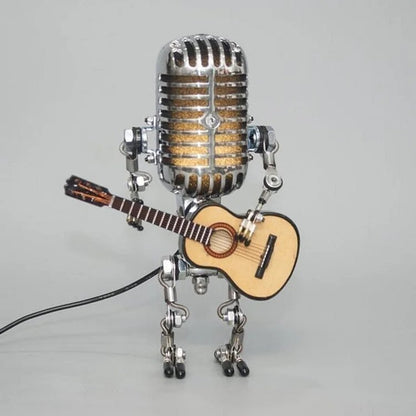Stary metalowy robot z mikrofonem i lampą gitarową Hero