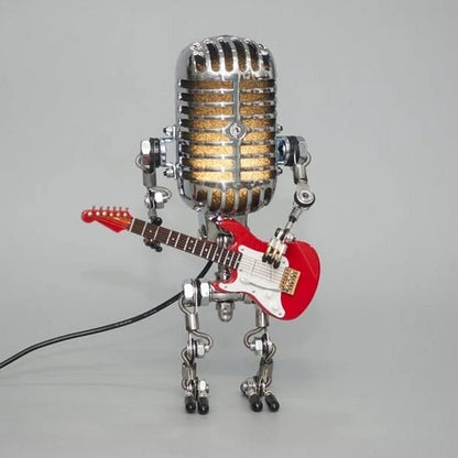 Stary metalowy robot z mikrofonem i lampą gitarową Lifestyle