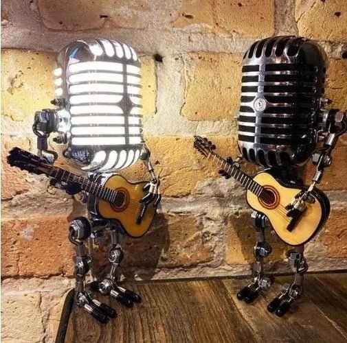 Stary metalowy robot z mikrofonem i lampą gitarową Side