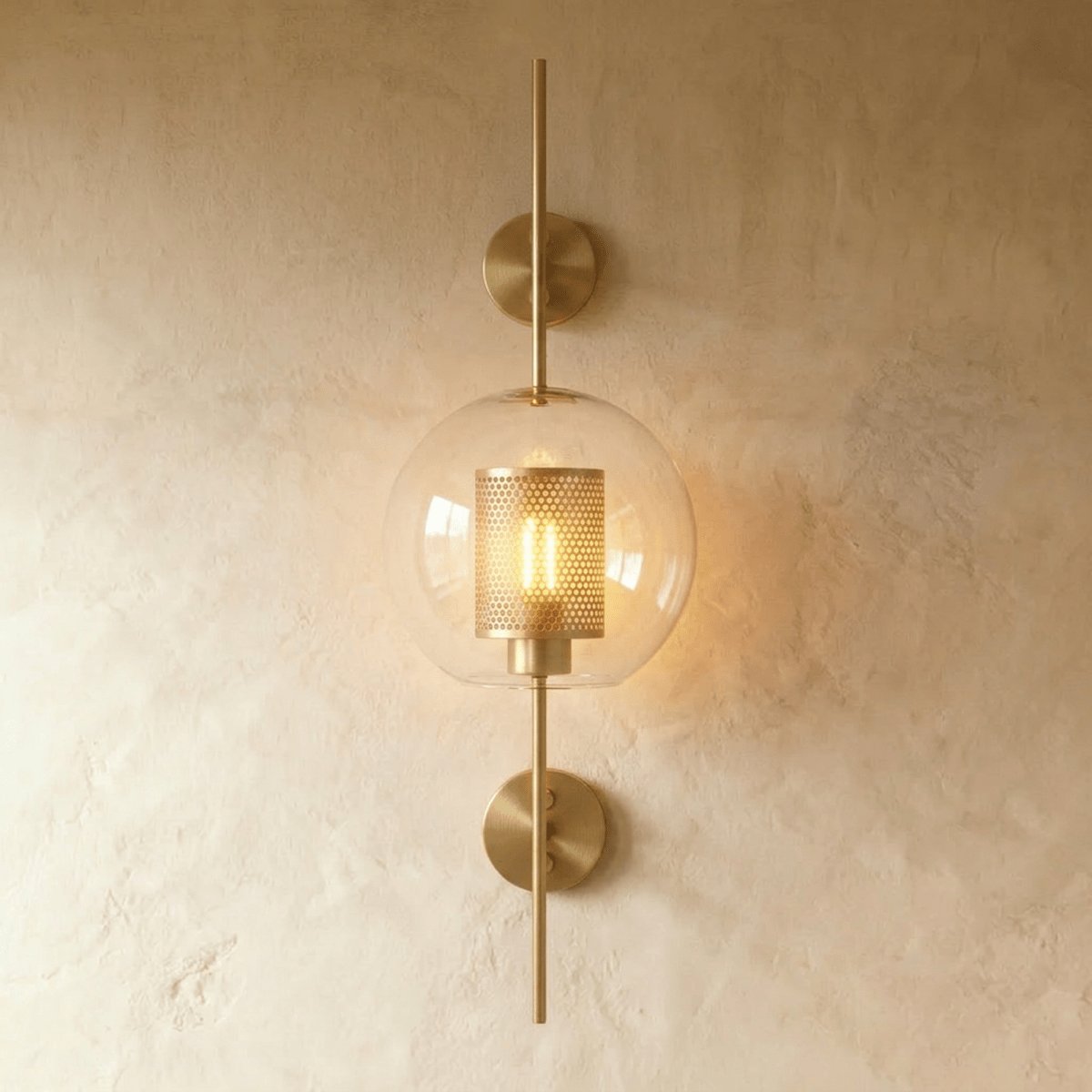 Szklana Lampa Ścienna z Perforowanym Kloszem Mosiężnym Front