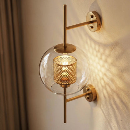 Szklana Lampa Ścienna z Perforowanym Kloszem Mosiężnym Lifestyle