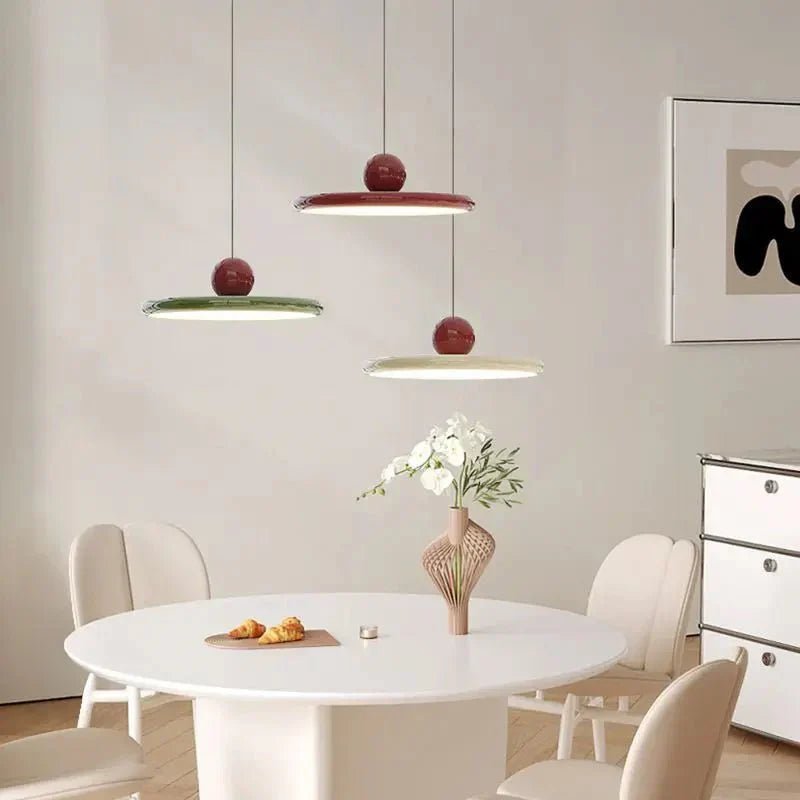 Szklana Lampa Wisząca w Stylu Bauhaus Kremowa Close Up